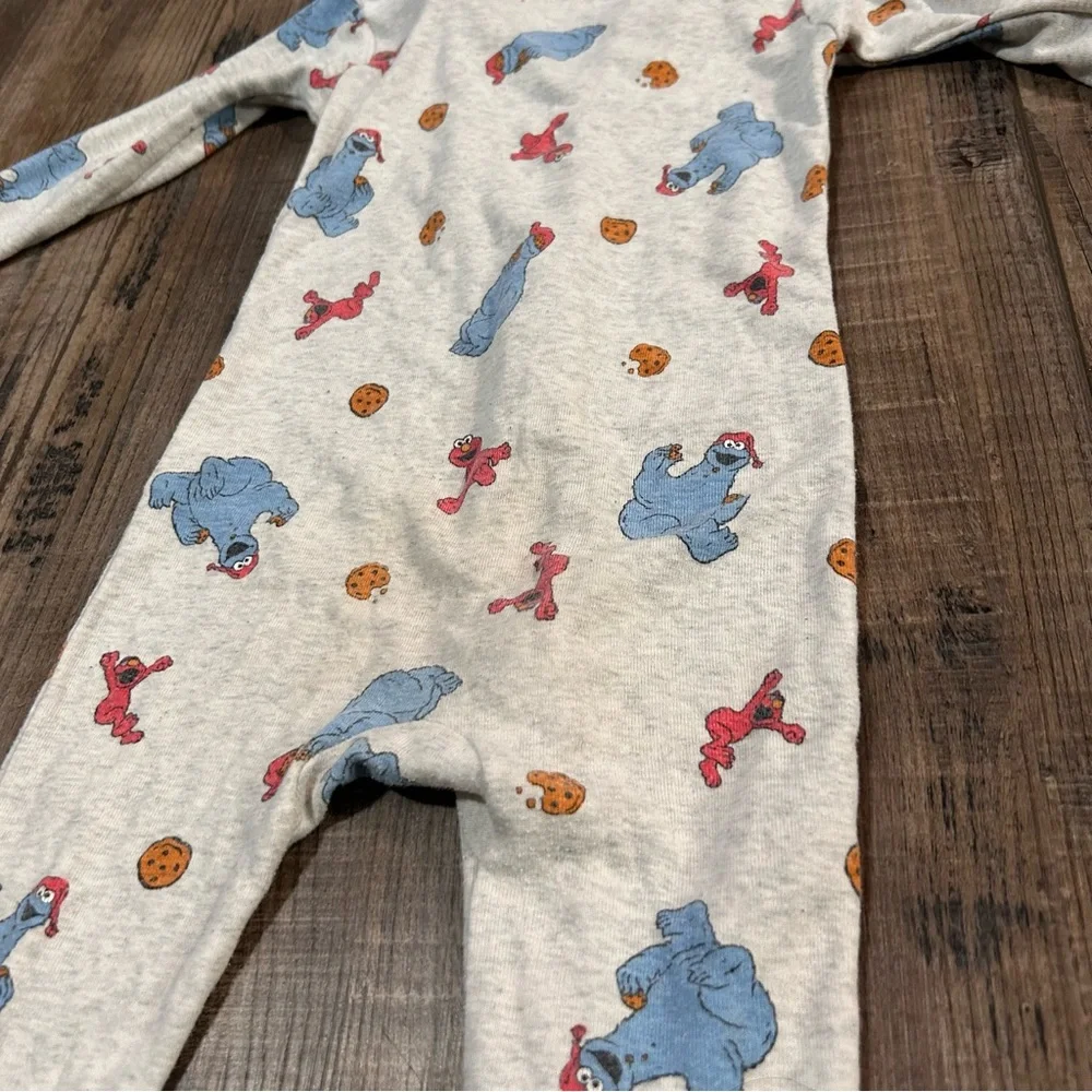 Carter’s Sesame Street Pajamas Footed Sleeper Size 24 Months Organic‎ Cotton